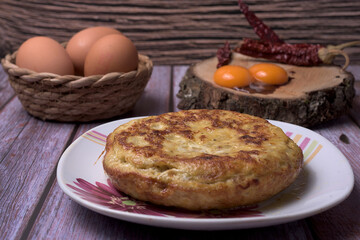 Ingredients and utensils to prepare a Spanish omelette