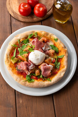 Pizza italiana con prosciutto di parma, pomodoro fresco e mozzarella, cibo italiano 