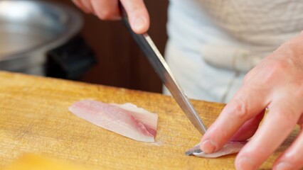 アジを切る和食の職人