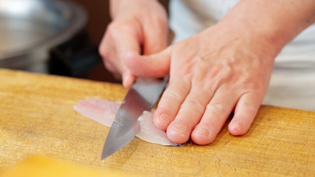 アジを切る和食の職人