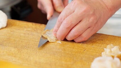 ツブガイを切る寿司職人