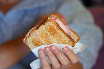 persona con in mano un toast, person holding a toast