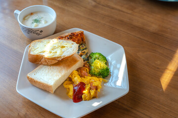 パンとピザとスープの洋風朝食プレート