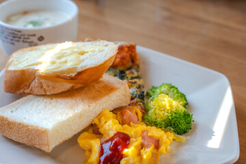 パンとピザとスープの洋風朝食プレート