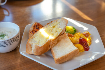 パンとピザとスープの洋風朝食プレート