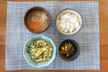 味噌汁と卵とじの和風朝ごはん