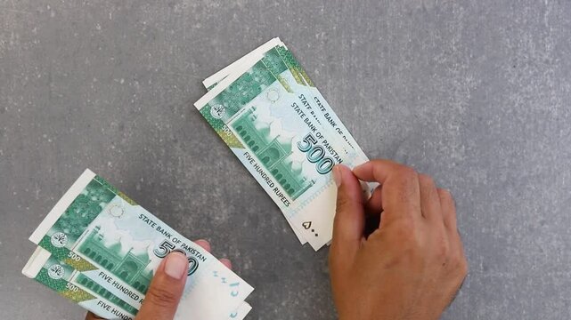 Pakistani five hundred rupees new notes count.