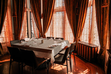 カーテン越しのダイニングルーム