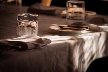 グラスと皿の並ぶテーブル