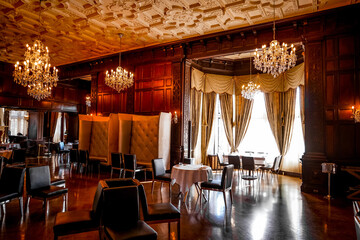 レストランのシャンデリアと窓