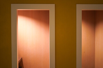 照らされた壁のニッチ