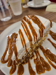 Close up em um pedaço de torta servida na mesa de uma confeitaria.