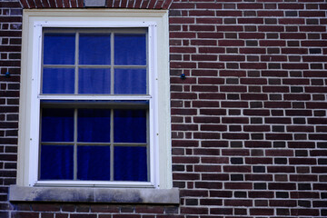 青いフィルムの窓