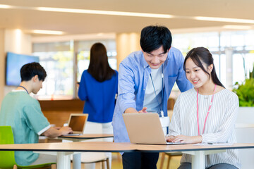 オフィスで働く若いエンジニアのスタッフ　撮影協力：学校法人電波学園　東京電子専門学校