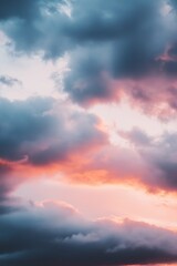 Obraz premium Beautiful sunset sky with dramatic clouds and vibrant colors