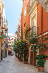 Ruelle pittoresque dans le quartier de Bari Vecchia, à Bari, dans les Pouilles, Italie