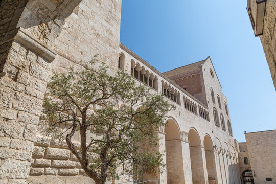 Cour int&eacute;rieure de la Basilica Pontificia San Nicola, &agrave; Bari, dans les Pouilles, Italie