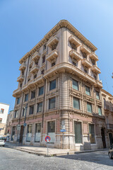 Immeuble d'angle monumental à Bari, dans les Pouilles, Italie