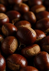 Obraz premium Close-up of a pile of fresh chestnuts