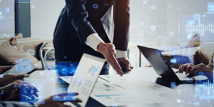 会議するビジネスパーソンのグループとデジタルテクノロジーのコンセプト