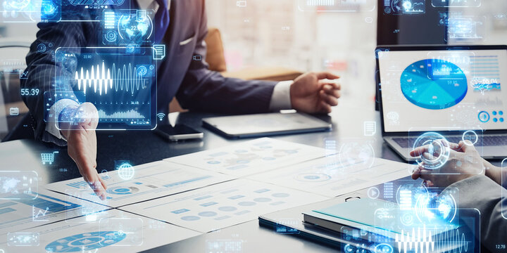 打ち合わせするビジネスパーソンのグループとデジタルデータのコンセプト