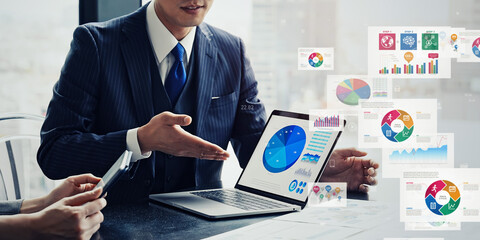 会議するビジネスパーソンのグループとデジタルデータのコンセプト