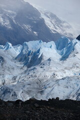 Obraz premium Perito moreno glacier with hikers and mountains 