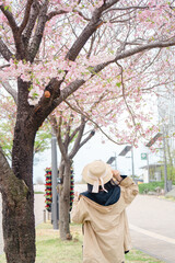 2025年シンボルプロムナード公園の桜を撮る女性