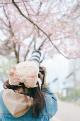 2025年シンボルプロムナード公園の桜を撮る女性