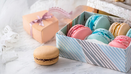 美しいマカロン、プレゼントボックスとコピースペース