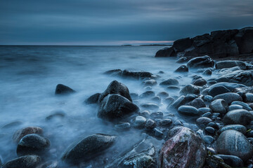 Obraz premium Coastal evening tranquility along the rocky shores of Sweden