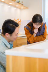 キッチンの点検をする日本人男性