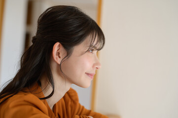 見つめる日本人女性の横顔