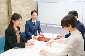 会議をする日本人男女