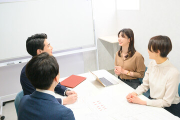 会議をする日本人男女