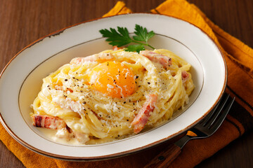 卵黄を乗せたスパゲッティカルボナーラ　Spaghetti Carbonara with a Rich Egg Yolk on Top