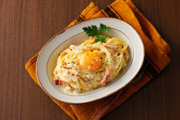 卵黄を乗せたスパゲッティカルボナーラ　Spaghetti Carbonara with a Rich Egg Yolk on Top