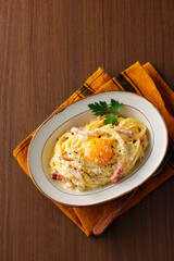 卵黄を乗せたスパゲッティカルボナーラ　Spaghetti Carbonara with a Rich Egg Yolk on Top