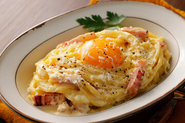 卵黄を乗せたスパゲッティカルボナーラ　Spaghetti Carbonara with a Rich Egg Yolk on Top