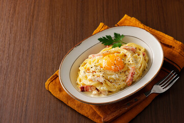 卵黄を乗せたスパゲッティカルボナーラ　Spaghetti Carbonara with a Rich Egg Yolk on Top