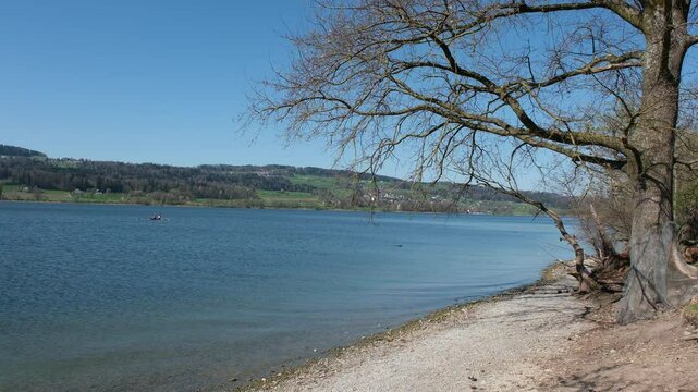 Blick auf den Greifensee von der Gemeinde Uster aus  im Fr&uuml;hling. Landschaft in der Schweiz im Kanton Z&uuml;rich