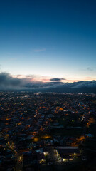 toma vertical de atardecer en los suburbios de la ciudad de cartago