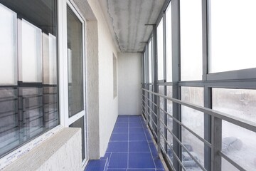 Obraz premium the balcony of an apartment on the upper floors of an apartment building