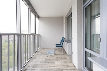 Obraz premium the balcony of an apartment on the upper floors of an apartment building