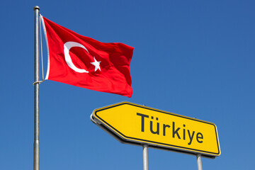 Wegweiser, Türkei mit türkischer Nationalflagge, (Symbolbild)