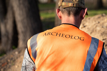 archeolog podczas wykopalisk