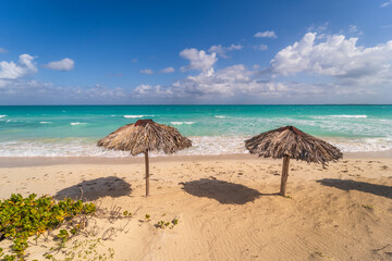 Sombrillas en la playa