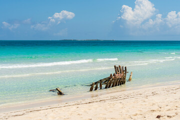 En la playa un barco hundido