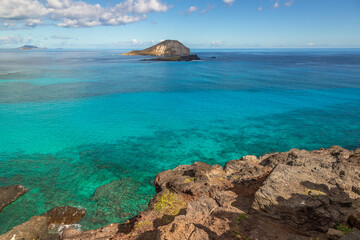 Fototapeta premium Beautiful View from Makapu Lookout with Makapuu Beach, Kaohikaipu Island and Manana Island, being both of the islands Seabird Sanctuaries, Hawaii