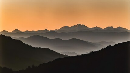 Obraz premium The mountains are covered in snow and the sun is setting behind them